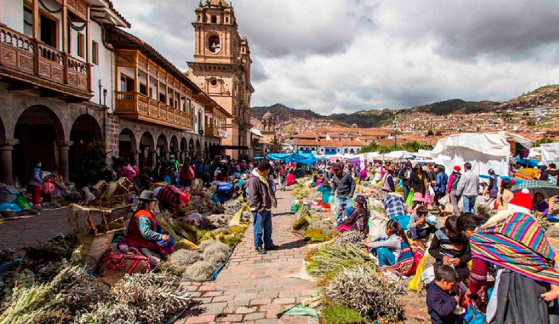 Christmas Traditions in Peru is a very special time of year in the largely Roman Catholic country, full of cozy traditions and religious celebrations with friends and family. Some celebrations are very reminiscent of those in other countries such as North America and Europe, however the holiday certainly gets a unique Peruvian touch with many traditions entirely its own.